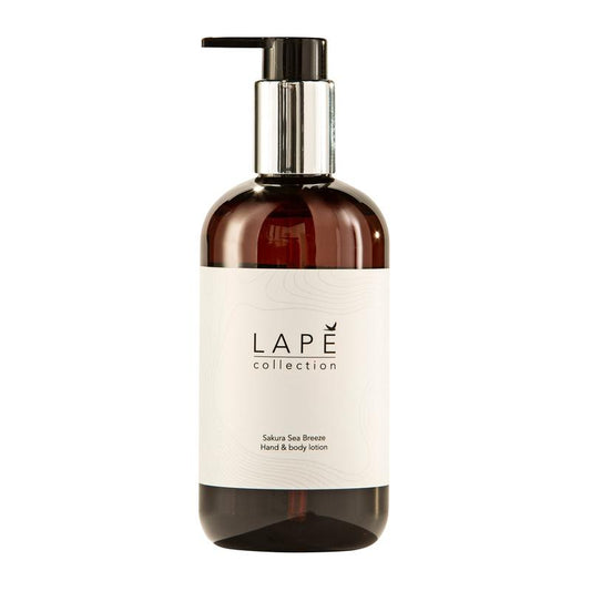 Die LAPE Earth Collection Sakura Sea Breeze Hand & Body Lotion (300 ml) von Diversey Deutschland GmbH & Co. OHG hat eine minimalistische braune Pumpflasche mit einem eleganten silber-schwarzen Spender und bietet einen blumig-frischen Duft für die tägliche Pflege.