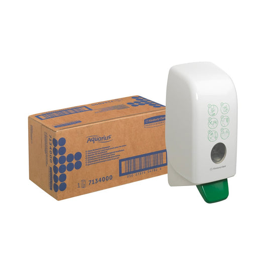 Ein weißer 1L Aquarius™ Hand Moisturiser Dispenser der Kimberly-Clark GmbH ist mit einem grünen Druckhebel an der Wand montiert und wird neben seiner braunen Markenbox mit Produktdetails für die hygienische Handpflege gezeigt.