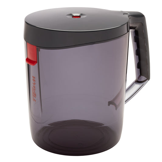 Ein WypAll® Reach™ Centrefeed Dispenser der Kimberly-Clark GmbH - schwarz, mit großem Griff und rotem Druckknopf - steht leer vor einem weißen Hintergrund.