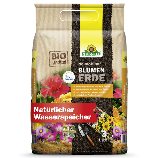 Ein 3-Liter-Beutel NeudoHum BlumenErde von Neudorff Shop mit Blumenbildern, Kelle und Erde auf torffreier Bio-Pflanzsubstrat-Verpackung; dient als natürlicher Wasserspeicher für Gartenpflanzen.
