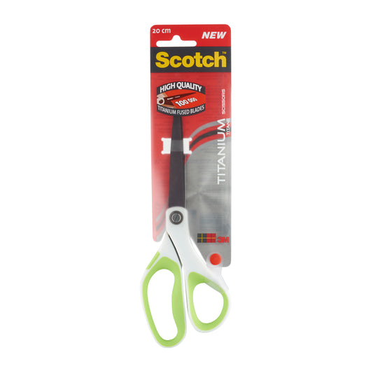 Ein Paar Scotch™ Titanschere, 20 cm, von 3M Deutschland GmbH, in Weiß und Grün, verpackt auf einer rot-grauen Karte mit der Aufschrift "NEW" und "HIGH QUALITY", mit teilweise sichtbaren titanbeschichteten Klingen.