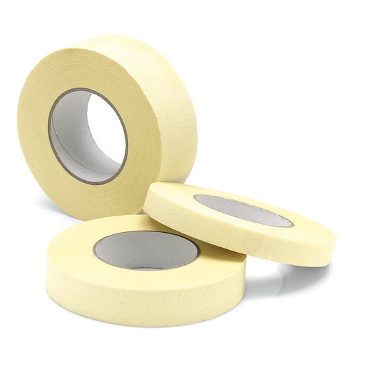 Drei Rollen Nölle Profi Brush Hochkrepp-Abdeckband, 50 mm x 50 m für Malerarbeiten, sind auf einfarbig weißem Hintergrund abgebildet - zwei liegend, eine stehend. Das gelbe Abdeckband hat eine leicht strukturierte Oberfläche und einen grauen Innenkern.