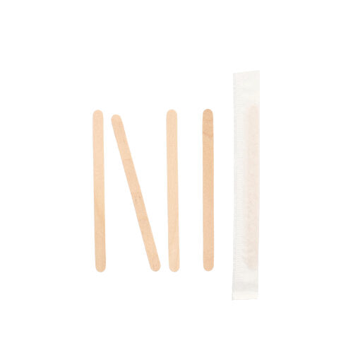 Vier PAPSTAR 1000 Rührstäbchen aus Holz „pure“ von PAPSTAR GmbH sind vertikal auf weißem Hintergrund angeordnet, das vierte Stäbchen ist einzeln gehüllt.