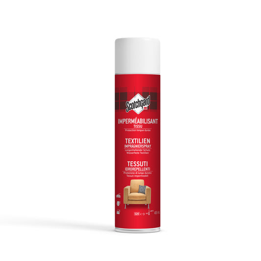 Ein rotes 400 ml Scotchgard™ Textilien-Imprägnierspray der 3M Deutschland GmbH steht aufrecht vor einem weißen Hintergrund. Das Etikett in FR/DE/IT zeigt die Abbildung eines Sofas und Produktangaben.