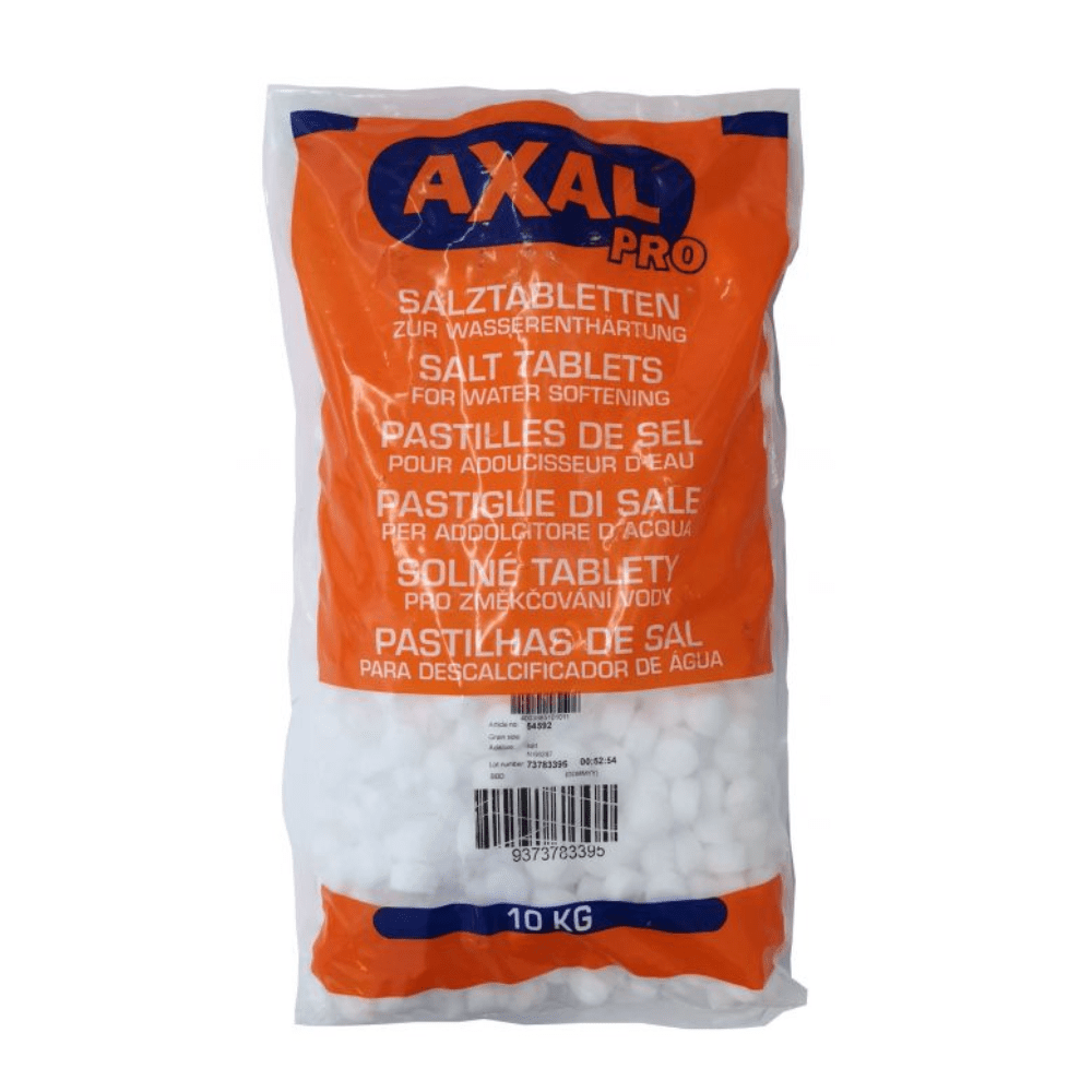 Worek o wadze 10 kg zawierający sól regeneracyjną AXAL PRO TABS – specjalistyczną sól do zmiękczania wody firmy K+S Minerals and Agriculture GmbH. Opakowanie jest głównie w kolorze pomarańczowym i białym, z napisami w kilku językach, takich jak angielski, niemiecki i francuski. Kod kreskowy jest wyraźnie widoczny i umieszczony na dole, pośrodku worka.