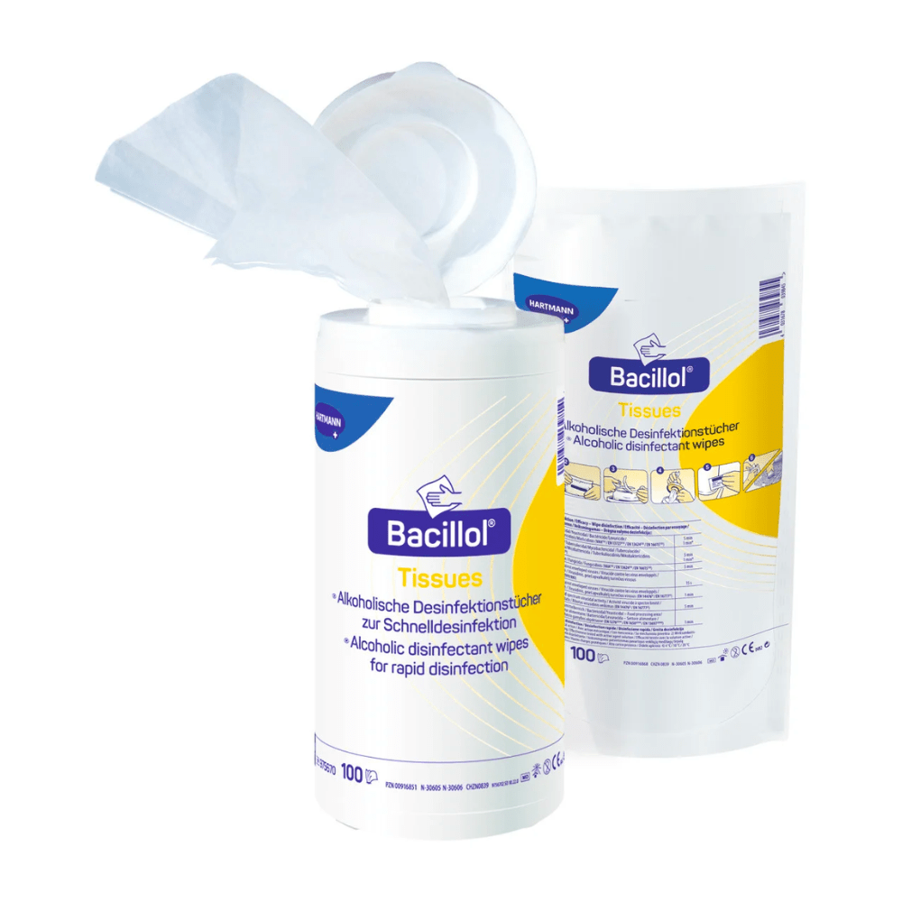 Pojemnik z chusteczkami dezynfekującymi na bazie alkoholu BODE Bacillol® AF Tissues z otwartą pokrywką i częściowo wyciągniętą chusteczką, obok opakowania produktu z instrukcją stosowania i informacją o zawartości. Nazwa marki: Paul Hartmann AG