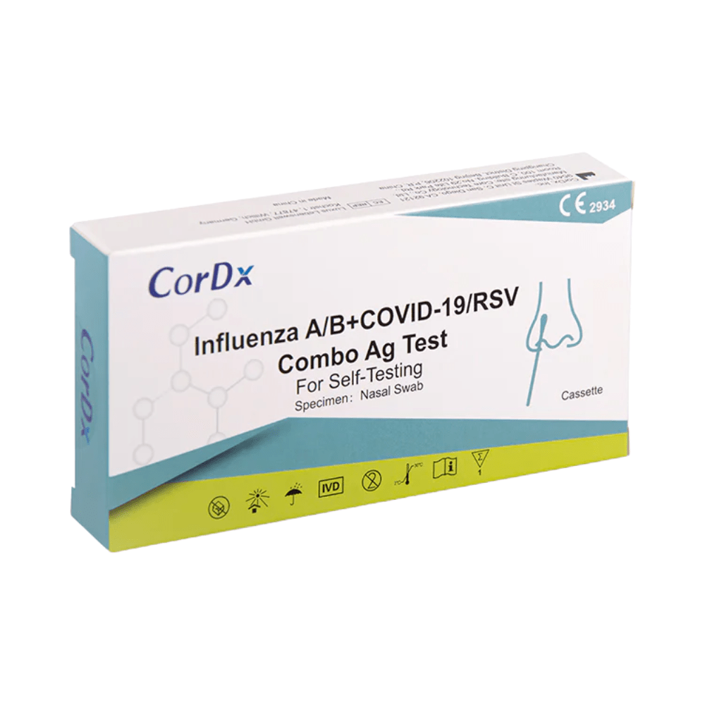 Prostokątne opakowanie z napisem „CorDx 4 w 1 – test antygenowy do samodzielnego wykonania, wykrywający wirusy RSV, koronawirusa COVID-19 oraz grypę typu A i B | Opakowanie (1 test)”, przeznaczone do samodzielnego wykonania testu za pomocą wymazu z nosa. Na opakowaniu znajdują się symbole zawierające różne informacje i certyfikaty, ilustracja przedstawiająca procedurę pobierania wymazu z nosa oraz informacja podkreślająca zdolność testu do wykrywania antygenu RSV i SARS-CoV-2.