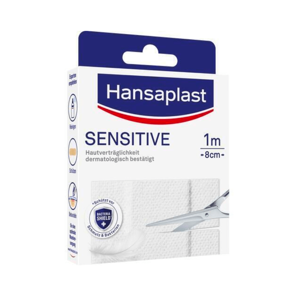 Opakowanie dla plastrów Hansaplast Sensitive - Różne rozmiary Beiersdorf AG. Na pudełku znajduje się logo marki, nazwa produktu oraz ilustracja nożyczek przecinających pasek plastra. Opakowanie podkreśla dermatologiczną akceptację.