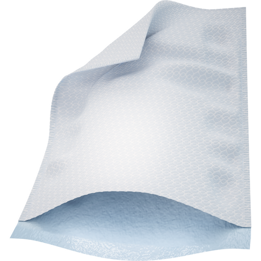 Eine Einwegunterlage der Abena Re-Seller GmbH (16x23 cm, Airlaid/PE, weiß, Packung mit 50 Paar) mit einer strukturierten Oberseite und einer blauen, wasserdichten Rückseite - hier teilweise angehoben, um die Schichten zu zeigen; perfekt für die Verwendung mit Waschhandschuhen.