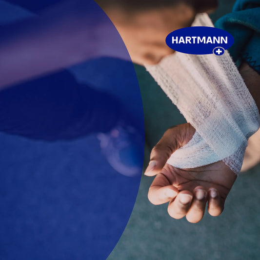 Nahaufnahme einer Person, die sich den Unterarm mit einer elastischen Binde verbindet – das HARTMANN-Logo oben rechts symbolisiert medizinische Versorgung und Erste Hilfe.