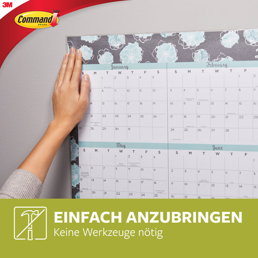 Eine Person befestigt einen großen floralen Wandkalender mit Command™ Poster-Strips im Vorteilspack, 17024-VP von 3M Deutschland GmbH. Der deutsche Text lautet: "Einfach anzubringen. Keine Werkzeuge nötig." Es erscheint das 3M Command-Logo.