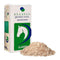 Allspan German Horse Classic Einstreu, Sack neben hellem Holzspänehaufen, auf weißem Hintergrund dargestellt