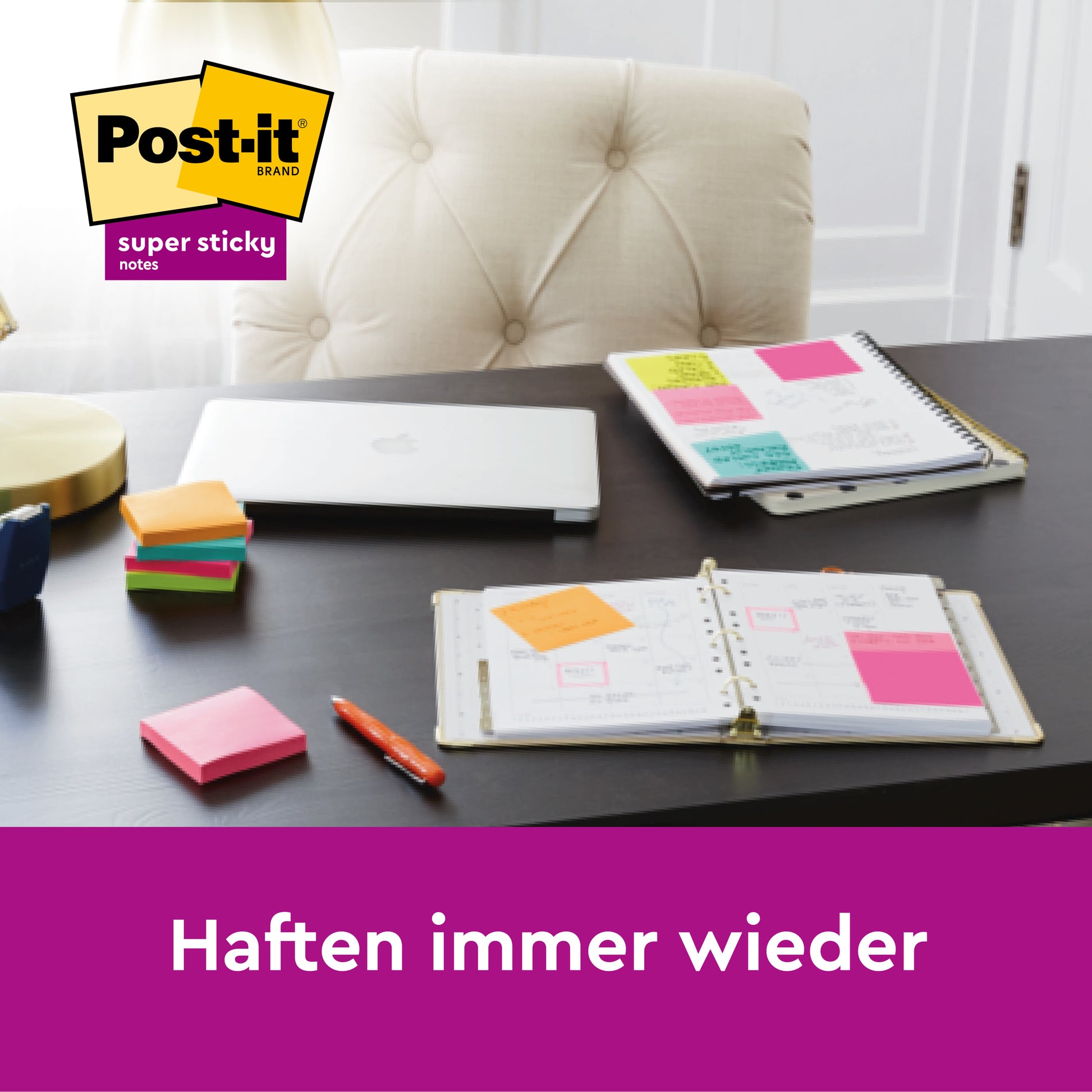 Ein Schreibtisch mit einem Laptop, Notizbüchern und 3M Post-it® Super Sticky Z-Notes (76x76 mm, verschiedene Farben, 20+4 Blöcke/Packung, 100% PEFC-zertifiziert) von 3M Deutschland GmbH. Text: "Haften immer wieder.