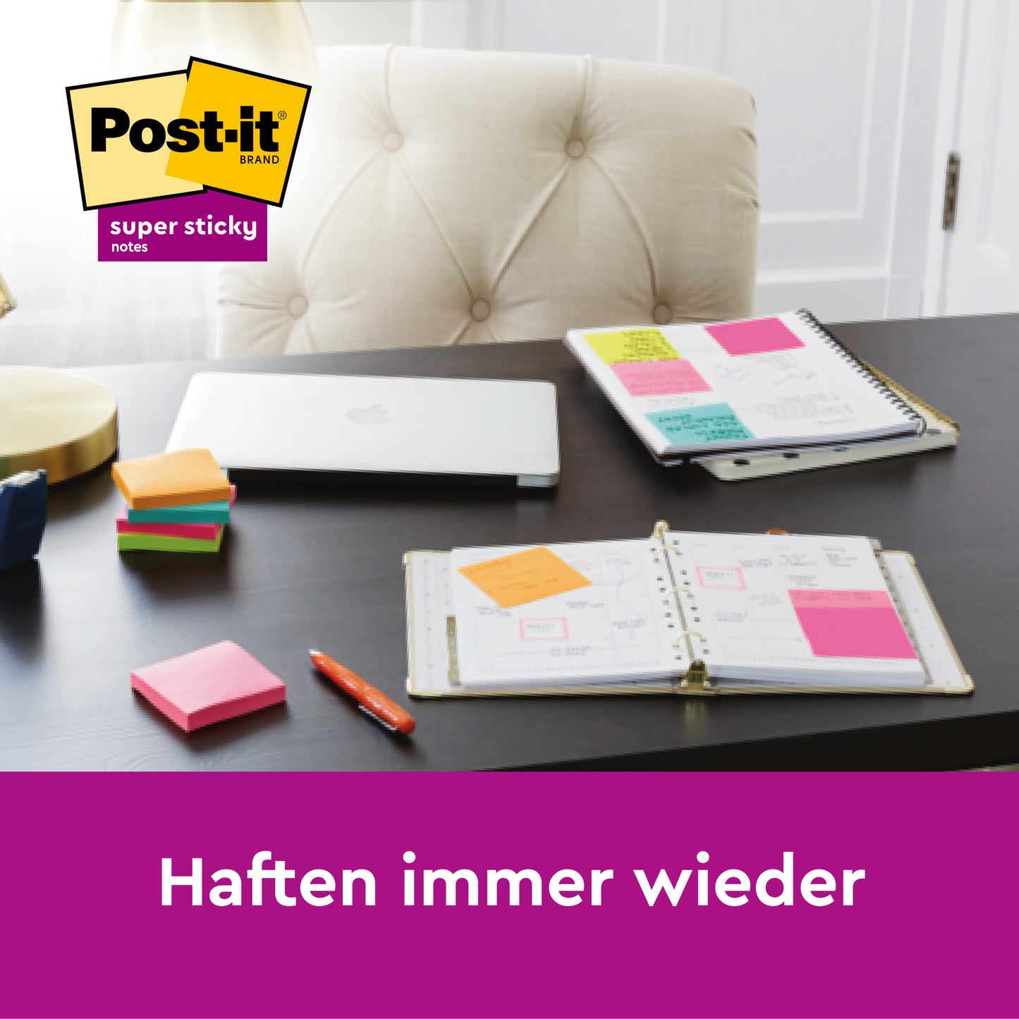 Na biurku leżą dwa otwarte notesy z kolorowymi Post-it® Super Sticky Z-Notes (żółte, 76 x 76 mm), zamknięty laptop, dodatkowe karteczki, długopis i lampa. Logo 3M Deutschland GmbH znajduje się w lewym górnym rogu. Niemiecki tekst: "Przylegają ponownie."