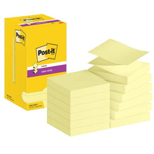 Otwarty karton z 3M Post-it® Super Sticky Z-Notes, żółte (76 x 76 mm), 90 arkuszy/blok, 12 bloków/opakowanie, certyfikowane przez PEFC przez SGSCH-PEFC-COC-110078 pokazuje starannie ułożone żółte kartki obok kartonu.