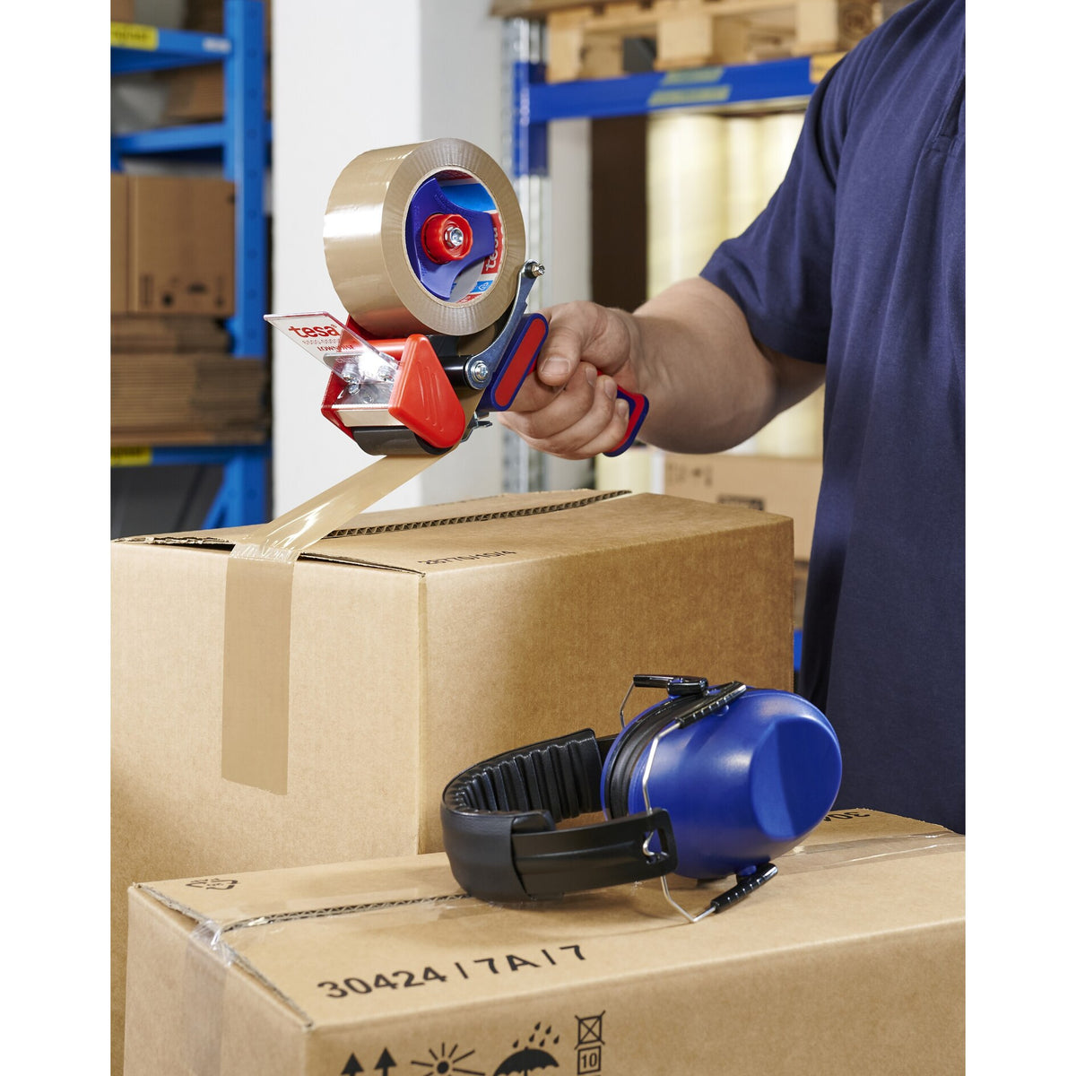 tesa 6500 Verpackungsklebeband-Handabroller Geräuscharm für Rollen mit 50mm Breite – Anwendung