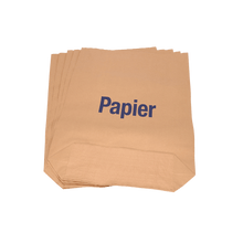 Stos brązowych papierowych worków EMIL DEISS KG DEISS 7004 (70x95+20 cm, 70 g/m², 2-krotne wiązanie, 25 sztuk) z niebieskim napisem "Papier" na przedniej stronie, idealny do zastosowań przemysłowych lub jako ekologiczne worki na śmieci w systemach odpadów.