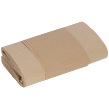 Starannie zwinięty stos od EMIL DEISS KG (GmbH + Co.) DEISS 7052 - 21+15,5x36 cm, 80 g/m², 1-warstwowe rolki kartonowe (100 sztuk), zabezpieczone papierową taśmą, na białym tle.