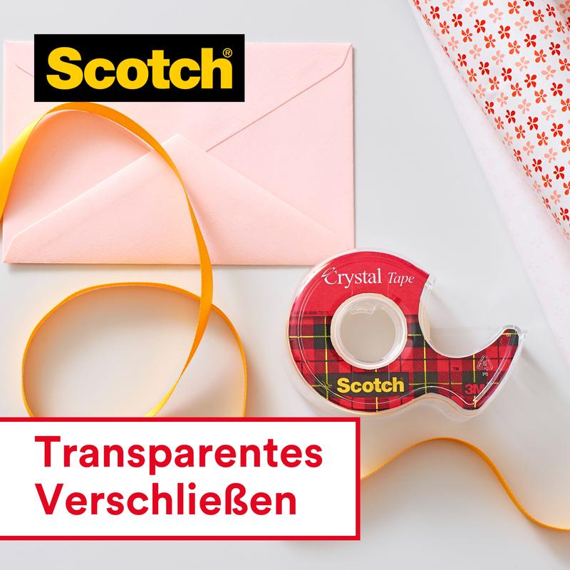 Trzy rolki taśmy klejącej Scotch® Crystal 6-1925R3 (19 mm x 25 m) od 3M Deutschland GmbH, różowa koperta, żółta wstążka prezentowa i papier do pakowania leżą na jasnej powierzchni. Przedstawiono "Przezroczyste zamknięcie". W lewym górnym rogu widnieje logo Scotch.