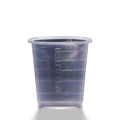 Ein MED COMFORT ECO Einmal Medizinbecher 30 ml graduiert von AMPri Handelsgesellschaft mbH, mit 5-30 mL Milliliter-Markierungen, steht auf einer schlichten hellen Fläche.