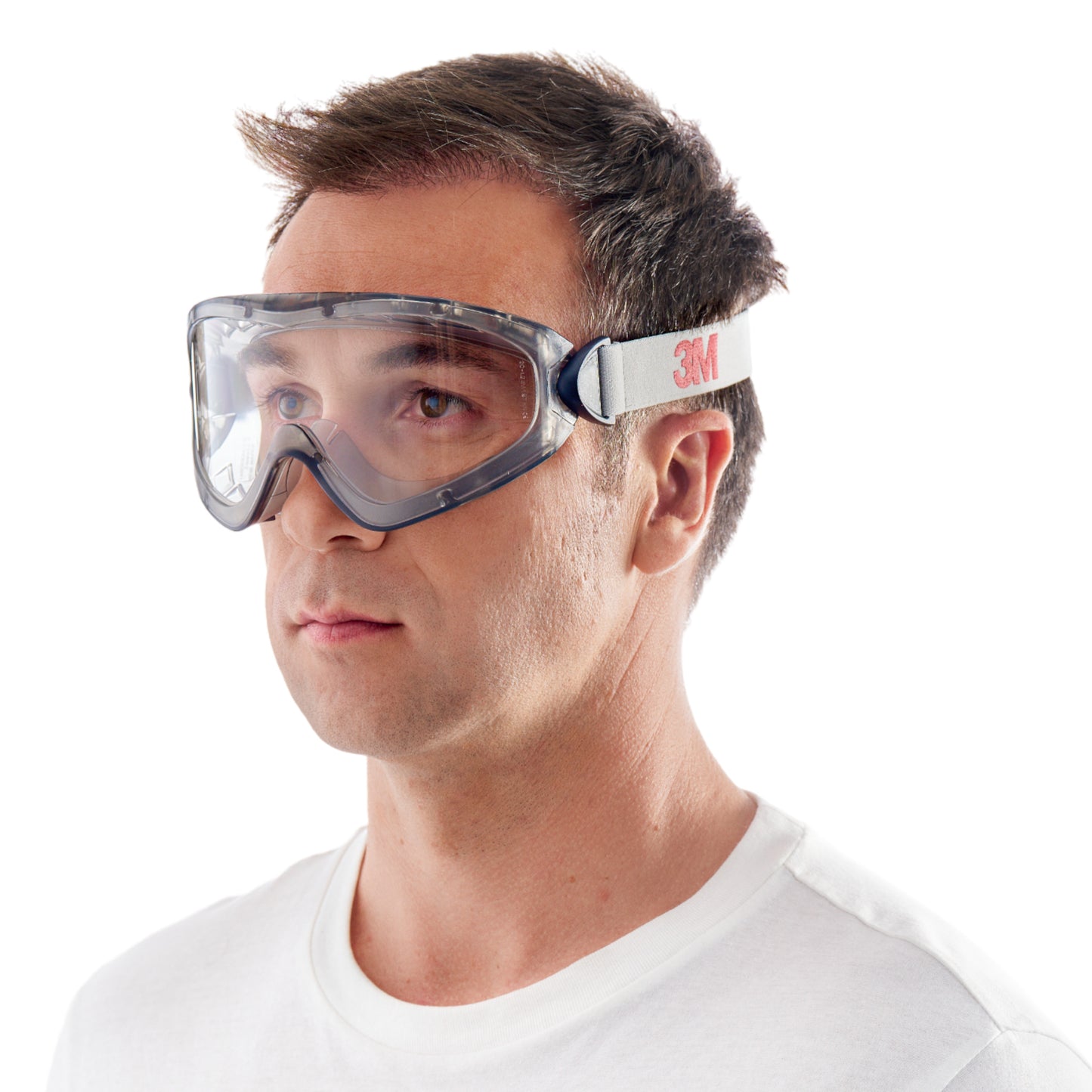 Mężczyzna nosi białą koszulkę i okulary ochronne 3M™ 2890, zapieczętowane, z przezroczystą soczewką od 3M Deutschland GmbH - z szarą ramką i białym paskiem "3M" - na prostym białym tle.