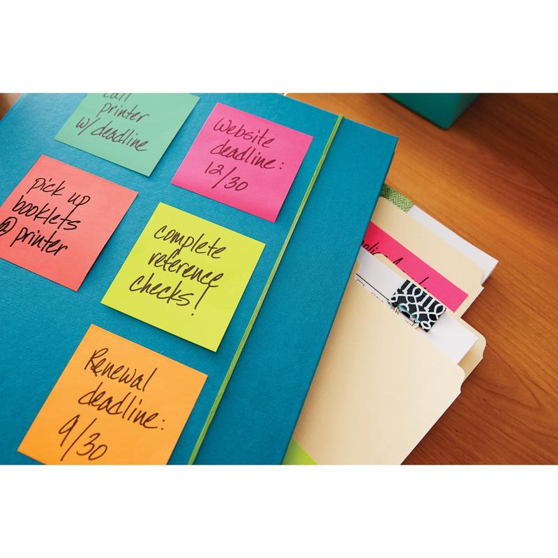 Niebieska teczka zawiera kolorowe karteczki Post-it® firmy 3M Deutschland GmbH z kolekcji Poptimistic (38 mm x 51 mm, 12 sztuk, 100% PEFC), na których zapisane są zadania takie jak sprawdzanie referencji i terminy, obok kilku segregatorów na biurku.