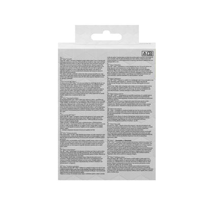 Zdjęcie przedstawia tył opakowania ochronników słuchu 3M™ PELTOR™ dla dzieci firmy 3M Deutschland GmbH z instrukcjami, ostrzeżeniami i szczegółami produktu w kilku językach na białym tle z subtelnym geometrycznym wzorem. Nie widać żadnego brandingu ani nazwy produktu.