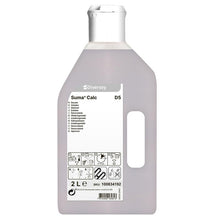 Eine 2-Liter-Kunststoffflasche Suma Calc D5 von Diversey Deutschland GmbH & Co. OHG mit weißer Kappe und Griff. Das Etikett auf der Vorderseite zeigt Informationen, Anweisungen, Symbole, SKU 100834192. Ideal für hartnäckige Kalkablagerungen im professionellen Einsatz.