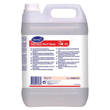 5-litrowy kanister „Soft Care Des E Spray H5” firmy Diversey Deutschland GmbH & Co. OHG oferuje bezpieczną dezynfekcję rąk w praktycznej formie sprayu i posiada wielojęzyczną biało-czerwoną etykietę produktu.