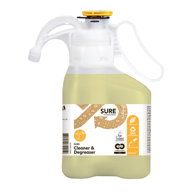 Biały i przezroczysty pojemnik z tworzywa sztucznego o pojemności 1400 ml od SURE Cleaner & Degreaser SD od Diversey Deutschland GmbH & Co. OHG, z żółtą pokrywką/uchwytem, posiada etykietę z symbolami informacyjnymi i recyklingowymi; biodegradowalna formuła jest skutecznym odtłuszczaczem do powierzchni wodoodpornych.