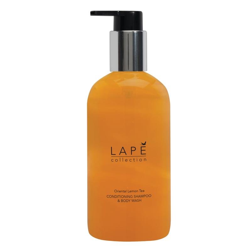 Przezroczysta plastikowa butelka o pojemności 300 ml z czarną pompką i srebrnym kołnierzem, opisana jako "LAPĒ Collection Oriental Lemon Tea Body Wash & Shampoo" przez Diversey Deutschland GmbH & Co. OHG, oferuje orzeźwiający orientalny zapach.