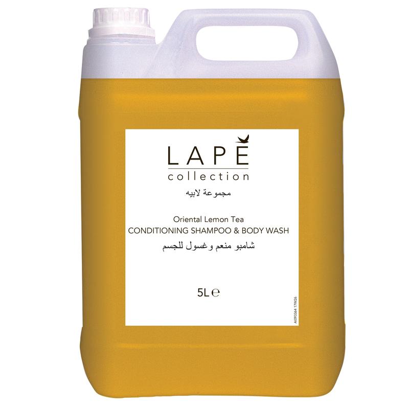 Przezroczysty kanister o pojemności 5 litrów z białą pokrywką, wypełniony żółtym płynem. Na etykiecie widnieje napis "LAPĘ Collection Oriental Lemon Tea Shampoo & Body Wash, żel pod prysznic i szampon o orientalnym zapachu" od Diversey Deutschland GmbH & Co. OHG.