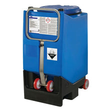 Duży niebieski pojemnik z tworzywa sztucznego z Diversey Suma Vario L3.8 płynem do zmywania z wybielaczem bez zapachu chloru od Diversey Deutschland GmbH & Co. OHG, zaprojektowany do średnio twardej do twardej wody, posiada ostrzeżenia i stoi na czarnym stojaku z uchwytem i kółkami.