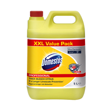 Ein 5-Liter-Kanister aus gelbem Kunststoff mit der Aufschrift „DOMESTOS Professional 5 L Kanister, Hygienereiniger mit Aktivchlor“ der Diversey Deutschland GmbH & Co. OHG, mit rotem Deckel und Produktbranding auf der Vorderseite.