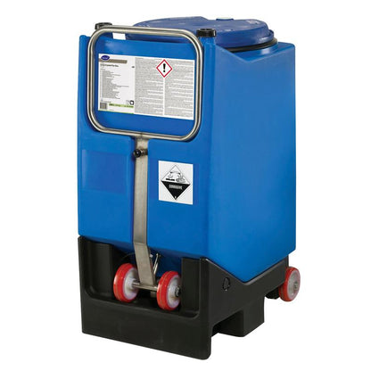 Duży niebieski pojemnik na kółkach z metalowym uchwytem i symbolem „Żrący”, zaprojektowany do transportu Suma Crystal Pur-Eco A8, bardziej ekologicznego płynu nabłyszczającego od Diversey Deutschland GmbH & Co. OHG do skutecznego czyszczenia.