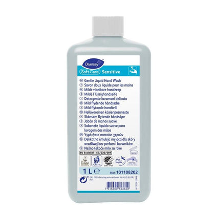 Butelka o pojemności 1 litra Soft Care Sensitive Diversey Deutschland GmbH & Co. OHG posiada niebiesko-białą etykietę z wielojęzycznymi informacjami o produkcie i symbolami użytkowania, co czyni ją idealną dla wrażliwej skóry i delikatnego codziennego mycia rąk.