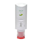 Soft Care Deluxe 2 w 1 żel pod prysznic i szampon do włosów (300 ml) od Diversey Deutschland GmbH & Co. OHG ma białą butelkę z czerwoną nakrętką, zielonym logo liścia i instrukcją użytkowania - idealny do pielęgnacji ciała jako szampon i żel pod prysznic.