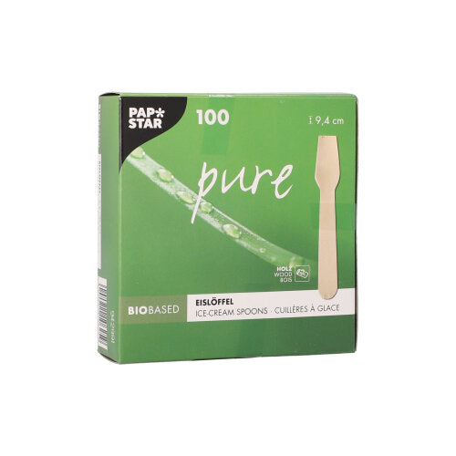 Zielono-białe pudełko firmy PAPSTAR GmbH (PAPSTAR łyżeczki do lodów z drewna "pure" 9,4 cm) zawiera 100 ekologicznych drewnianych łyżeczek z wizerunkiem łyżeczki po prawej stronie. Każda łyżeczka ma długość 9,4 cm i jest dostarczana w kartonowym pudełku.