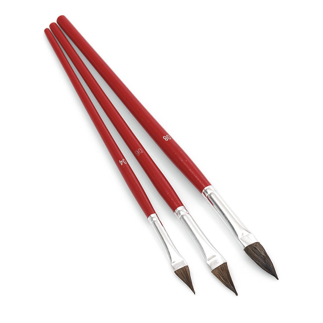 Trzy pędzle do poprawek Nölle Profi Brush od Nölle Profi Brush Bürsten- & Pinseltechnik e.K., rozmiar 4-8, z czerwonym trzonkiem, srebrną skuwką i delikatnym naturalnym włosiem są ułożone na białym tle do precyzyjnych poprawek.