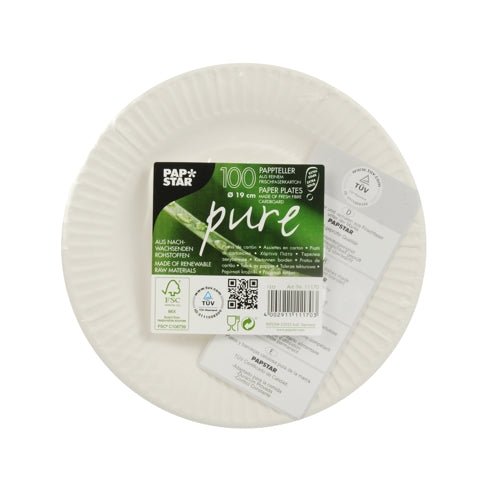Stos 100 okrągłych, extra mocnych białych PAPSTAR GmbH "pure" talerzy papierowych z certyfikowanego kartonu FSC z karbowanym brzegiem, oznaczony na górze brandingiem "Papstar pure", symbolami ekologicznymi i informacjami o produkcie w języku niemieckim i angielskim.