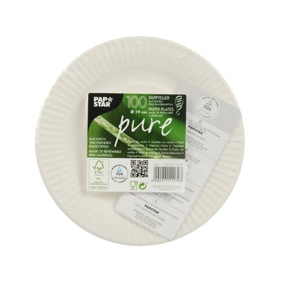 Stos 100 okrągłych, extra mocnych białych PAPSTAR GmbH "pure" talerzy papierowych z certyfikowanego kartonu FSC z karbowanym brzegiem, oznaczony na górze brandingiem "Papstar pure", symbolami ekologicznymi i informacjami o produkcie w języku niemieckim i angielskim.
