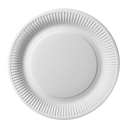 Talerz papierowy PAPSTAR GmbH "pure" (okrągły, Ø 26 cm, ekstra mocny, biały) w opakowaniu 50 sztuk wykonany jest w 100% z kartonu z włókien pierwotnych i posiada certyfikat FSC dla zrównoważonej jakości. Z lekko podwyższonym brzegiem i wzorem rowków, sfotografowany z góry na białym tle.