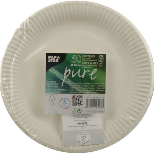 Opakowanie zawierające 50 PAPSTAR talerzy papierowych okrągłych Ø 26 cm, ekstra mocnych, białych "pure", wykonanych w 100% z kartonu z włókien pierwotnych firmy PAPSTAR GmbH. Folia termokurczliwa jest oznaczona certyfikatem FSC, symbolami recyklingu i danymi produktu.