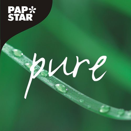 Zbliżenie zielonego źdźbła trawy z kroplami wody oraz "pure" w białym napisie nałożonym na obraz. W lewym górnym rogu znajduje się czarna forma z logo PAPSTAR i napisem "100% karton z włókien pierwotnych", z PAPSTAR talerzami papierowymi okrągłymi Ø 26 cm, ekstra mocnymi, białymi (50 sztuk).