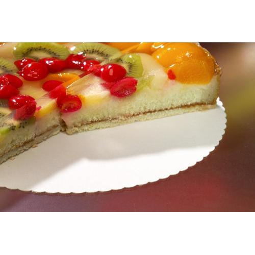 Eine mit Früchten dekorierte Torte mit einem Stück Ausstecher liegt auf einer PAPSTAR 100 Tortenunterlage, Pappe „pure“ von der PAPSTAR GmbH. Garniert mit Kiwi, Kirschen und Pfirsichen auf Gelatine, zeugt sie von Qualität – perfekt für die Gastronomie.