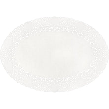 Owalna biała serwetka papierowa Tortenspitzen owalna 17x24 cm od Duni GmbH (opakowanie 250 sztuk) ma dekoracyjną koronkową krawędź i gładki środek - idealna do dekoracji tortów i wypieków. Przedstawiona na białym tle.