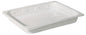 Die Duni GmbH PP Schale 1/2 GN Weiß PP 325x265 ist ein rechteckiges, flaches, weißes Tablett mit hochgezogenen Rändern und flachem Boden, das sich für den Einsatz in der Gastronomie eignet und auf einem einfarbig weißen Hintergrund abgebildet ist.