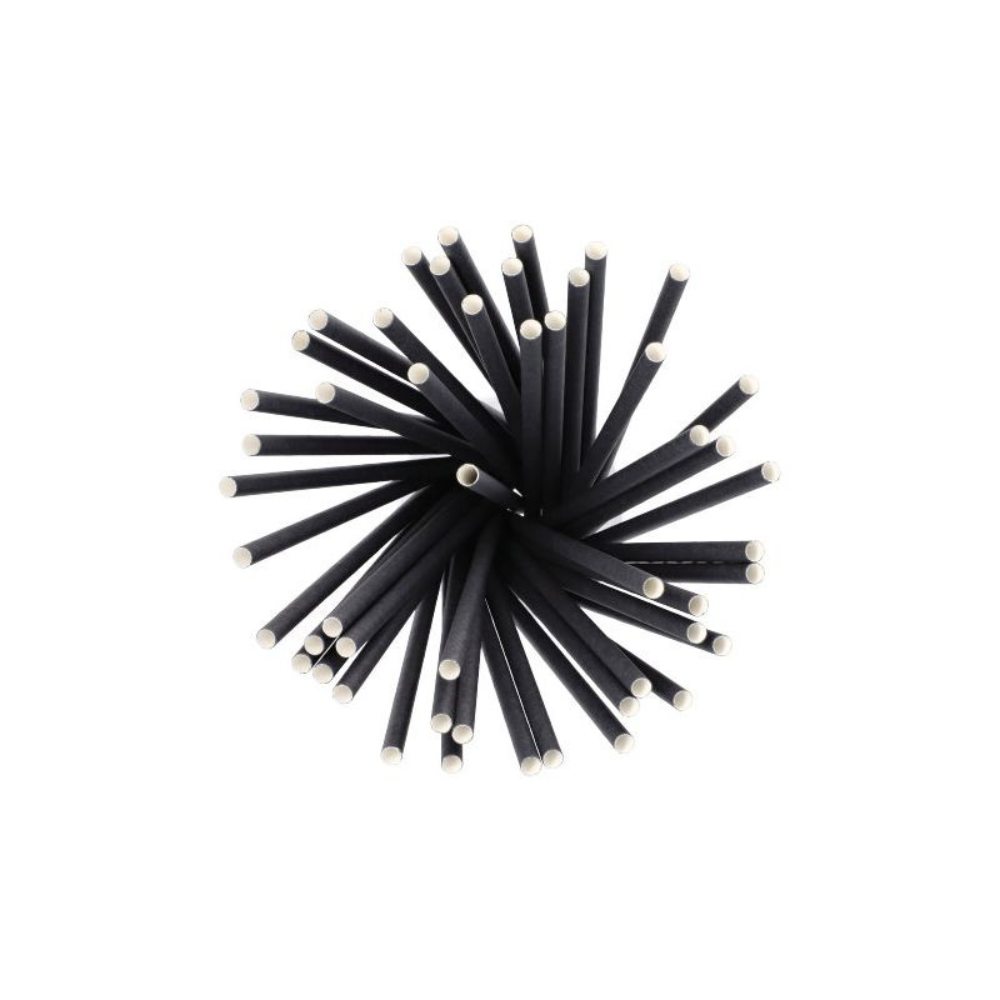Widok z góry na grupę ekologicznych, czarnych cylindrycznych prętów z białymi końcami, ułożonych jak zrównoważone słomki papierowe do shake'ów Ø 8 mm, 25 cm firmy PAPSTAR GmbH w radialny wzór gwiazdy.