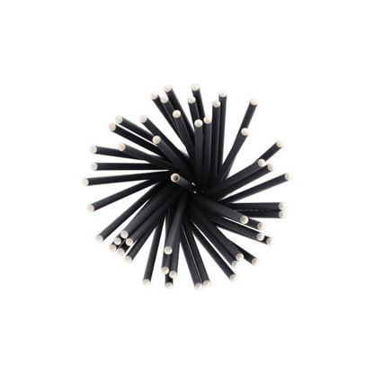 Widok z góry na grupę ekologicznych, czarnych cylindrycznych prętów z białymi końcami, ułożonych jak zrównoważone słomki papierowe do shake'ów Ø 8 mm, 25 cm firmy PAPSTAR GmbH w radialny wzór gwiazdy.