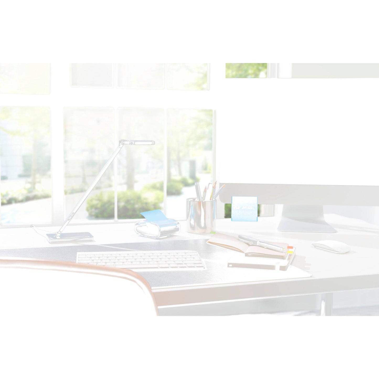 Nowoczesne wyposażenie biurka z czarnym dyspenserem 3M Post-it® Z-Notes PRO z żółtymi Post-it® Super Sticky Z-Notes (76x76 mm, 90 arkuszy/blok), notatnikami, długopisami i lampą przed dużymi oknami z światłem słonecznym i zielonymi drzewami na zewnątrz.